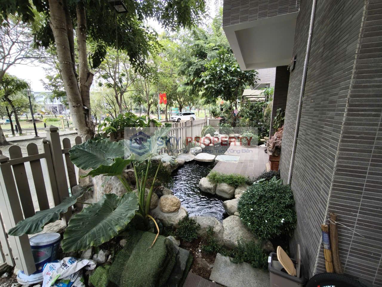 Mặt tiền biệt thự Valora Kikyo Nam Long có hồ cá 
